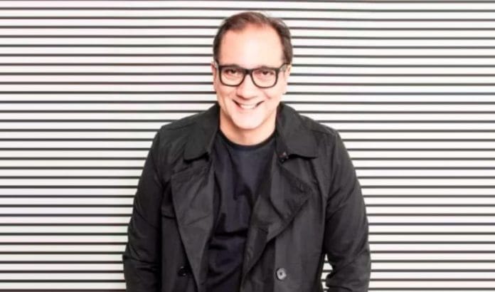 Vocalista do Biquíni Cavadão